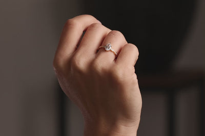 Verlobungsring 750er Gelbgold Tiana an Hand