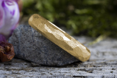 Rustikaler Ehering aus 750/- Gold