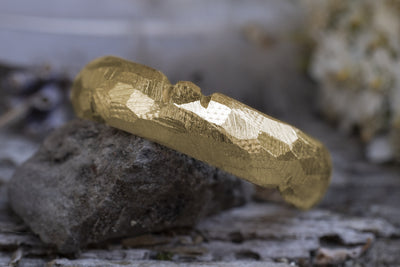 Rustikaler Ehering mit Kerben aus Gold