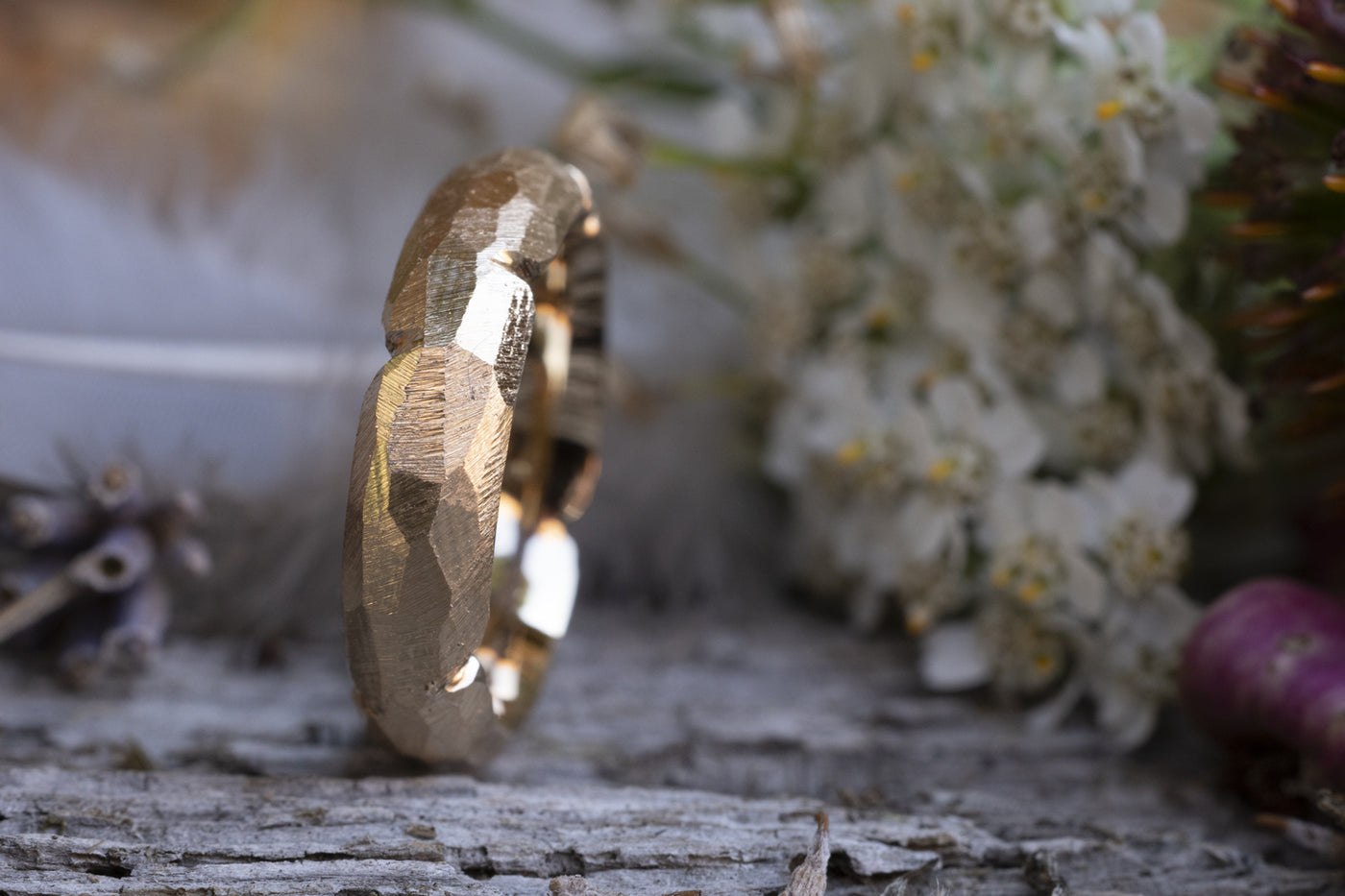 Rustikaler Ehering mit Kerben aus Roségold
